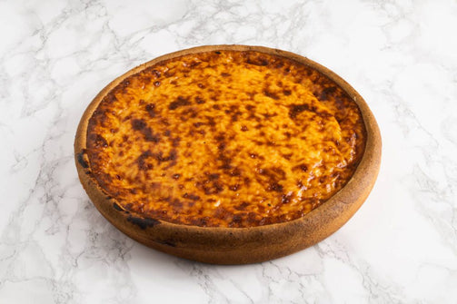 Platte rijstevlaai met kersen of slagroom